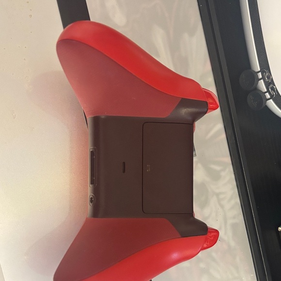 Red Xbox one Controller - Picture 2 of 4